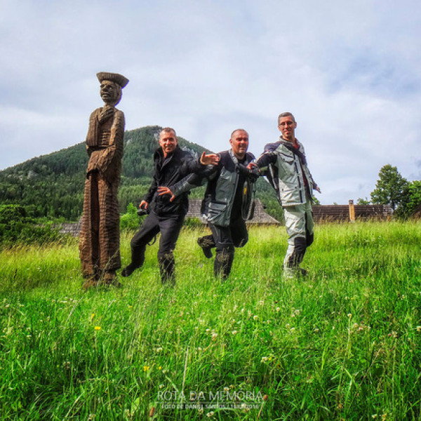 Thumbnail for 1 lago, 2 camas e 3 gajos