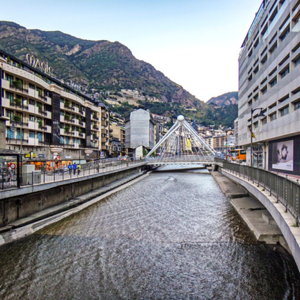 Thumbnail for Perfume, Whisky e um desarranjo